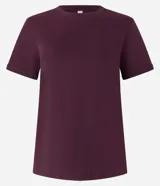Remera básica de cuello redondo y manga corta con detalle de dobladillo, confeccionada en algodón suave.