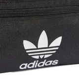 Riñonera Adidas Adicolor Classic de color negro con el logotipo del trébol y la inscripción de la marca en blanco en el frente. Cuenta con cierre de cremallera y correa ajustable con estampado contrastante.