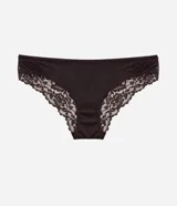 Bombacha tipo bikini confeccionada en microfibra suave con laterales de encaje. Modelo liso de ajuste anatómico con forro de algodón.