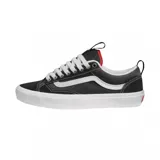 Championes Vans modelo Skate Old Skool 36+, color negro con la icónica banda lateral blanca. Presentan una combinación de lona y gamuza, con suela de goma blanca, lengüeta con detalle en rojo y tiradores en el talón y la lengüeta para mayor comodidad.