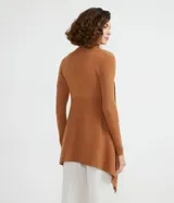 Cardigan largo de punto texturizado color ladrillo, con abertura frontal y terminación en puntas.