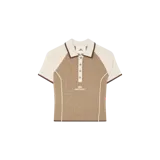 Remera polo de tejido de punto en combinación de tonos tostado y blanco, con mangas cortas, cuello y botonera frontal.