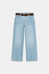 Jeans de tiro alto con pernera ancha y corte cropped. Presenta diseño de cinco bolsillos, cierre frontal con cremallera y botón, e incluye un cinturón de gamuza marrón con hebilla metálica.