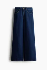 Pantalón jean wide leg de tiro extra alto, color azul oscuro, confeccionado en denim de algodón rígido, con diseño de cinco bolsillos y perneras amplias.