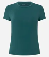 Remera deportiva de microfibra con cuello redondo y manga corta, de corte ajustado al cuerpo.