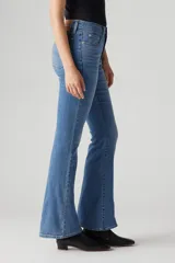 Jeans de mujer Levi's 726 Hi Rise Flare Eternal Mid, de tiro alto y corte flare, en color azul claro.