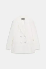 Blazer blanco de cuello solapa y manga larga con hombreras. Presenta bolsillos delanteros con solapa y cierre frontal cruzado con botones.