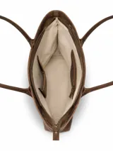 Cartera tipo tote bag de cuero vacuno color marrón oscuro, de diseño estructurado con asas largas para llevar al hombro y cierre superior. Presenta detalles de costuras decorativas y pespuntes en el frente.