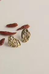 Par de aros colgantes de bronce y alpaca con diseño abstracto calado.