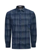 Camisa de manga larga para hombre, con estampado de cuadros tartán en tonos azul, gris y marrón. Presenta cuello clásico, cierre frontal de botones y dos bolsillos con solapa en el pecho.