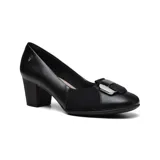 Zapato de cuero negro con taco cuadrado y detalle de elástico en los laterales.