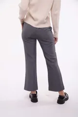 Pantalón negro de vestir, de corte recto y tiro alto.