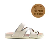Sandalias bajas de cuero color beige con detalles plateados, tiras cruzadas y ajuste con velcro.