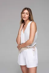 Short de tiro medio con cintura elastizada y bolsillos laterales. Presenta una silueta suelta y fluida, confeccionado en tela liviana con textura suave.