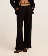 Pantalón wide leg de tiro alto en tejido de viscolino, con cierre tradicional, trabillas en la cintura y pliegues frontales.