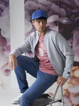 Campera bomber con cierre completo, color azul marino.