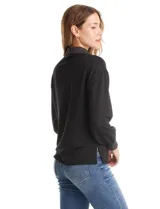 Buzo de modal color negro con cuello solapa y escote en V con botones a presión. Presenta mangas largas con puños elastizados y detalles de textura en el cuello y puños.