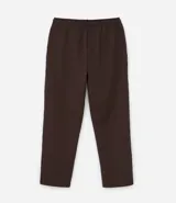 Pantalón deportivo de corte recto en color marrón, con cintura elástica ajustable mediante cordón y bolsillos laterales.