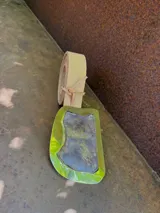 Cinturón de cuero color suela con piedra engarzada en alpaca. Ajustable.