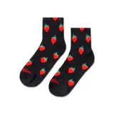 Par de calcetines cortos (crew sock) color negro con diseño de jacquard técnico estampado con fresas rojas y hojas verdes. Incluye marca Caterpillar en la planta del pie.