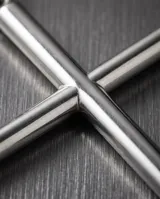 Dije de cruz minimalista fabricado en plata 925, con diseño liso y acabado pulido.