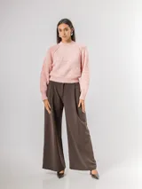 Sweater de punto con diseño amplio y mangas ranglan. Presenta cuello redondo tejido y puños acanalados, ofreciendo un calce cómodo y versátil.