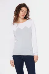Buzo de tejido de punto con diseño bicolor, combinando blanco en la parte superior y mangas con un tono celeste grisáceo en el cuerpo, presentando un patrón geométrico en la unión de los colores. Posee cuello redondo y mangas largas.