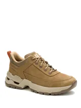 Calzado de trekking Caterpillar modelo Surge Hiker Lo, color marrón, fabricado en nubuck encerado y malla de nailon. Cuenta con suela exterior de goma duradera, tecnología SRX para resistencia al deslizamiento y entresuela de EVA con amortiguación.