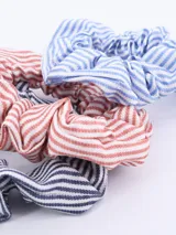 Pack de tres coleros de tela con elástico, con estampado a rayas en colores azul, naranja y negro.