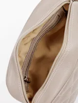 Bandolera Capri de cuero natural color tostado, con diseño capitoné en rombos y correa de cadena metálica entrelazada con cuero.