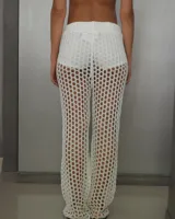 Pantalón de red calado color blanco, estilo playero, con cordón ajustable en la cintura.