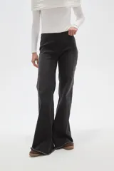 Pantalon de jean estilo oxford con tiro alto y ruedo deshilachado.