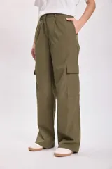 Pantalón casual cargo verde militar, de corte recto y tiro alto, con bolsillos laterales y bolsillos cargo en los muslos.