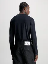 Remera negra de manga larga, corte slim y cuello redondo.