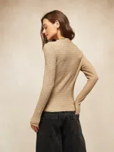 Polera de manga larga en color taupe, confeccionada en tejido con textura arrugada y cuello redondo.