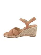 Sandalias de cuero color marrón tostado con plataforma de yute trenzado, tiras cruzadas en la parte delantera y tira ajustable al tobillo con hebilla metálica dorada.
