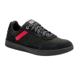 Championes Caterpillar modelo Pause Retro, de diseño urbano y minimalista. Presenta una capellada negra que combina cuero y lona, con una franja lateral en color rojo vibrante. Cuenta con cordones jaspeados, suela de goma con textura hexagonal y el logo de la marca en la lengüeta.
