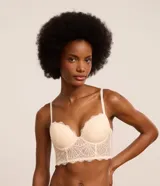 Soutien alargado color piel, confeccionado en encaje floral, con copa hueca y aro, tirantes ajustables y cierre trasero.