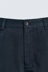 Pantalón chino de corte recto confeccionado en algodón, con bolsillos frontales, bolsillo cerillero y bolsillos traseros con botón.