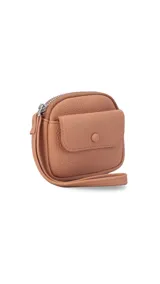Monedero de dama con correa de mano, diseño compacto con bolsillo principal con cierre y bolsillo frontal con solapa y botón a presión.