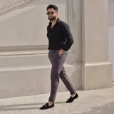 Pantalón de vestir azul marino con pinzas, corte slim fit, bolsillos laterales y traseros.