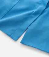 Blusa sin breteles color azul, con recortes delanteros, ruedo levemente abierto y cierre por cremallera lateral.