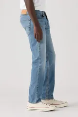 Pantalón de jean Levi's modelo 502, de corte regular taper, con diseño de cinco bolsillos, cierre de cremallera y botón metálico.