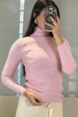 Buzo de cuello alto tipo polera, confeccionado en tejido morley, de corte ajustado y manga larga.