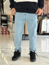 Pantalón de jean de corte recto, color celeste claro, con diseño clásico de cinco bolsillos y trabillas para cinturón.