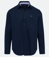 Camisa de vestir azul marino, corte slim fit, de tela Oxford, con cuello camisero y cierre con botones.