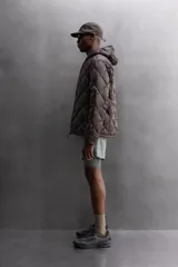 Shorts de entrenamiento azul marino con calza interior negra. Cintura elástica ajustable con cordón, bolsillos laterales con cierre y aberturas laterales en el bajo.