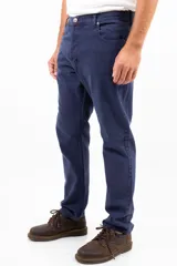 Pantalón de jean azul con corte clásico, tiro medio y corte recto.