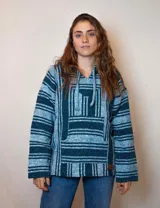 Buzo con capucha a rayas horizontales azules y blancas.