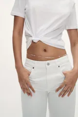 Camiseta básica de cuello redondo y manga corta, confeccionada en tejido de algodón liso.